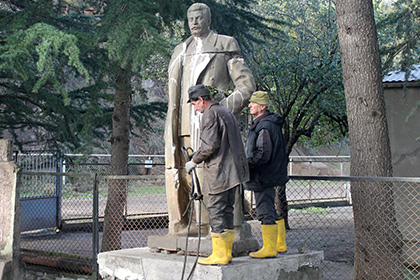 В Грузии снесли установленный под покровом ночи памятник Сталину
