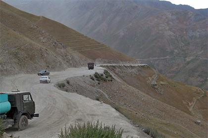 В Таджикистане девочка выжила после падения в 300-метровую пропасть