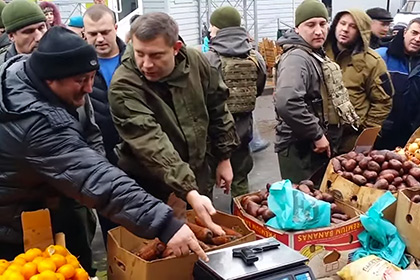 Глава ДНР произвел контрольное взвешивание на рынке с помощью пистолета