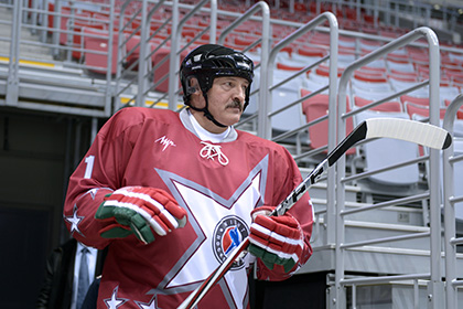 Цена клюшки Лукашенко на онлайн-аукционе снизилась вчетверо