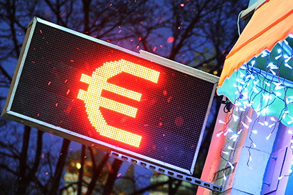 Центробанк опустил евро на четыре рубля