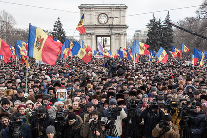 Десятки тысяч людей вышли на антиправительственную акцию в Кишиневе