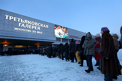 Директор Третьяковки объяснила снос двери толпой на выставке Серова