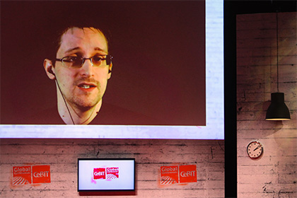 Эдвард Сноуден призвал поклонниц прекратить слать ему откровенные фото