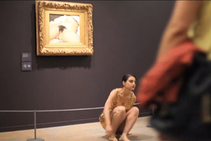 Художница разделась перед картиной Мане в парижском музее