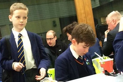 Принц Уильям прилетел на обед в школьную столовую