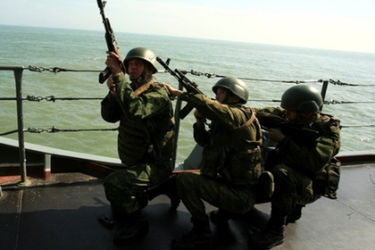 Российских морпехов научат брать на абордаж пиратские суда
