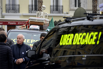 Суд обязал Uber выплатить компенсацию французским таксистам