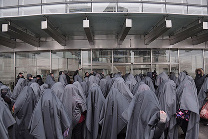 В Алма-Ате на акцию протеста вышли десятки женщин в никабах