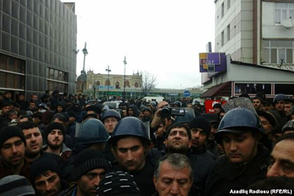 В Азербайджане для разгона акции протеста против роста цен применили брандспойты