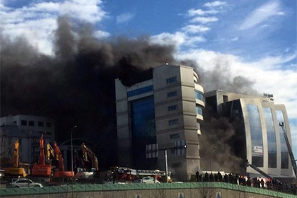 В азиатской части Стамбула загорелся отель