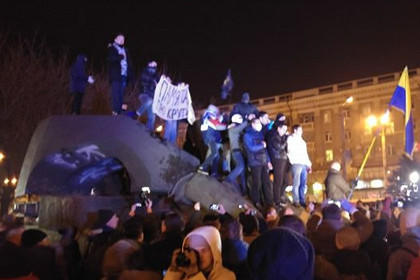 В Днепропетровске снесли памятник революционеру Петровскому