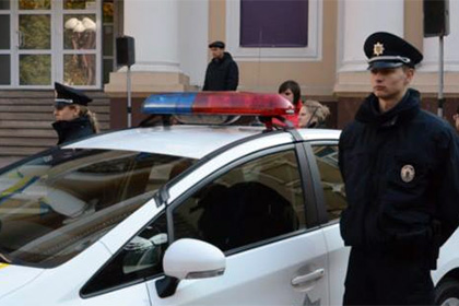 В Киеве женщина сбила дорожного инспектора и покусала патрульного