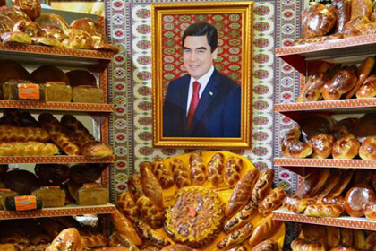 В школах Туркмении учителей обязали за свой счет закупить портреты президента