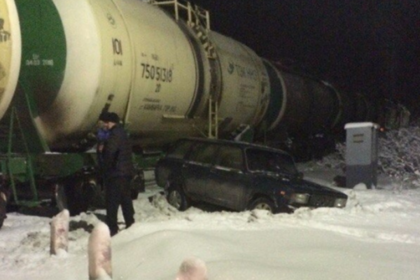 Водитель выжил после столкновения его автомобиля с поездом под Мурманском