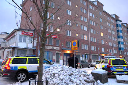Вооруженный ножом мужчина взял заложников в Стокгольме
