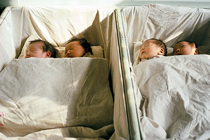 Американские близняшки стали мамами четырех пар близнецов