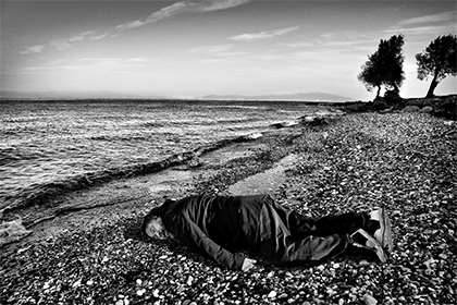 Ай Вэйвэй воссоздал фото погибшего сирийского мальчика
