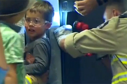 Четырехлетний Лео на шесть часов застрял в автомате с печеньем в Мельбурне