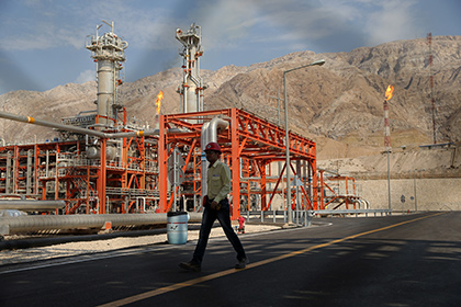 Иран предложил расплачиваться за нефть юанями
