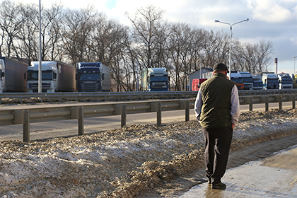 Киев опроверг информацию о блокировке российского грузового транспорта