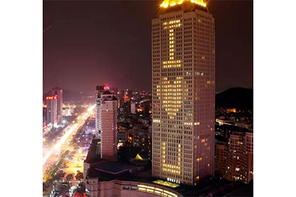 Китайский пенсионер изобразил на небоскребе 218-метровое признание в любви