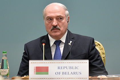 Лукашенко обвинил министров в наплевательском отношении к изданию учебников