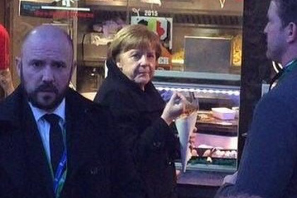 Меркель поймали за перекусом фастфудом