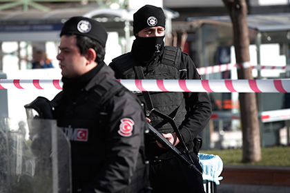 Турецкие саперы взорвали бомбу на остановке в Стамбуле