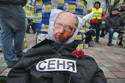 Участники демонстрации за отставку Яценюка перекрыли улицу у Верховной Рады