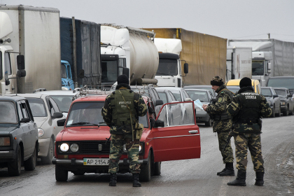 Украинских пограничников уличили в вымогательстве взяток на границе с Крымом