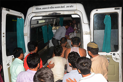 В Индии грузовик врезался в процессию паломников