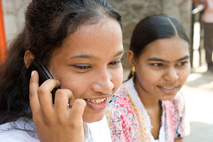 В индийской деревне девушкам до 18 лет запретили пользоваться мобильными