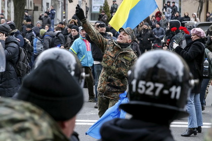 В Киеве грузовик довел до драки протестующих и полицейских