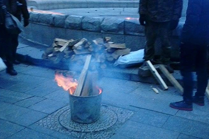 В Киеве митингующие разожгли на Майдане первые костры