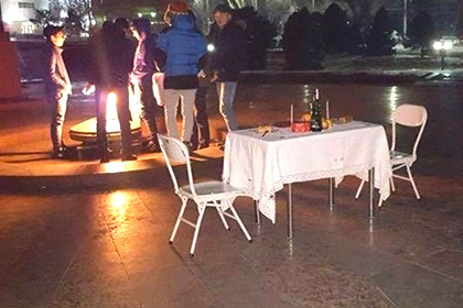 Жителей Бишкека возмутило празднование Дня святого Валентина у Вечного огня
