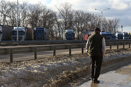 Украинская полиция предложила за деньги сопровождать грузовики из России
