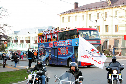 Альметьевкий «Нефтяник» отпраздновал победу в ВХЛ на двухэтажном автобусе