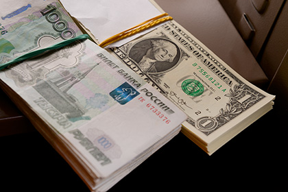 Банк России опустил курс доллара ниже 67 рублей