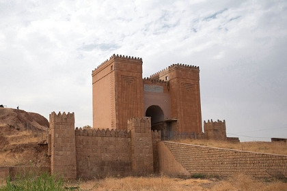 Боевики ИГ разрушили античный памятник «Врата бога» близ Мосула