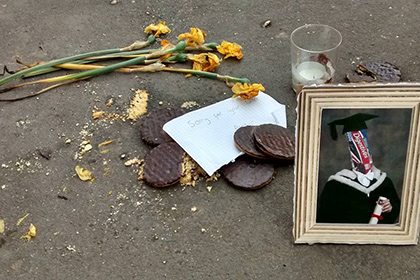 Британцы создали мемориал на месте «гибели» пачки печенья