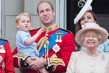 Британскую королеву и двухлетнего принца Джорджа поменяли лицами в Twitter