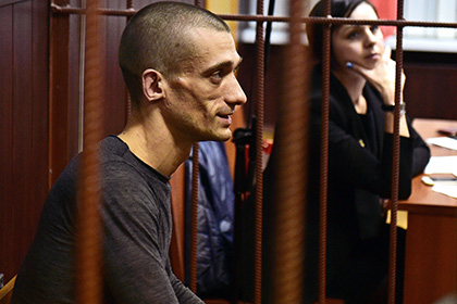 Дело Павленского о поджоге двери ФСБ передали в суд