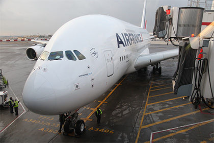Геи-стюарды Air France отказались летать в Иран из-за страха перед казнью