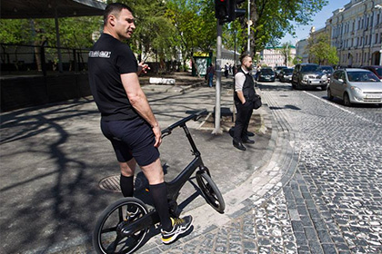 Кличко решил пересадить киевских полицейских на велосипеды