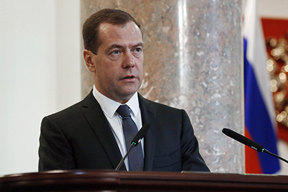 Медведев отказался считать экономику России разорванной в клочья