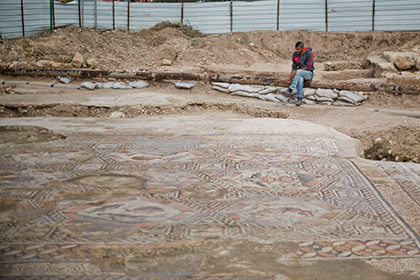 Мозаику с «веселым скелетом» нашли в Турции