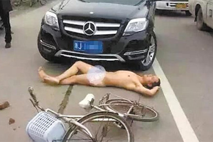 Обнаженный китаец лег под колеса Mercedes в надежде на компенсацию