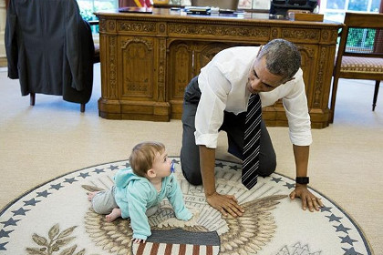 В Белом доме Обама прополз по полу вместе с дочерью Псаки