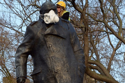 В Лондоне на статуи Черчилля и Нельсона надели респираторы